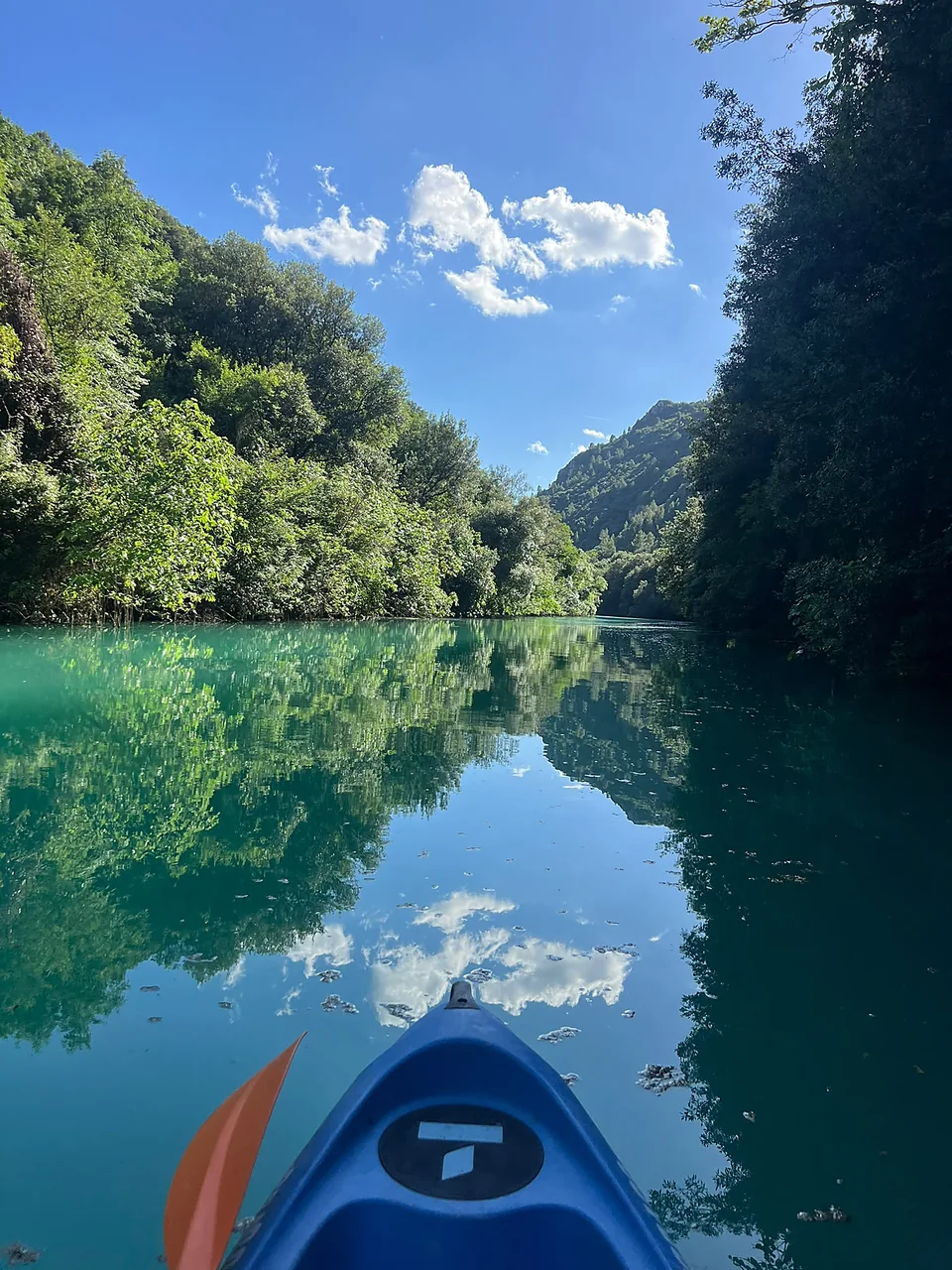 Riflesso delle nuvole sull'acqua del fiume Nera a Stifone